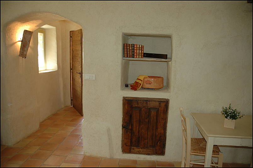 Niche in the wall, and arched hallway - Home in Provence