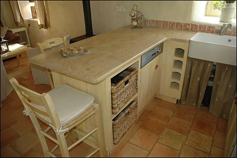 Fully equiped kitchen with wine rack - Home rental in Luberon