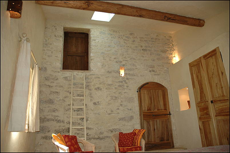 Master bedroom stone wall - Vacation rental in Buoux, Provence