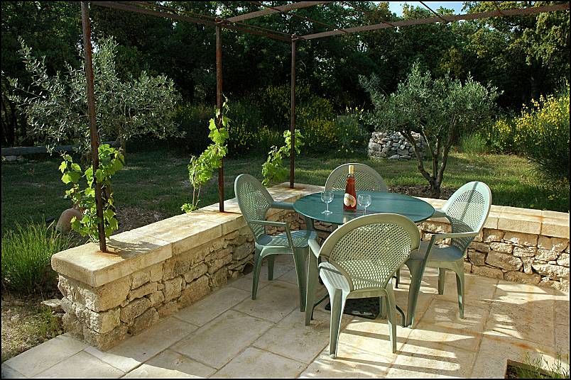 Stone patio, house rental in Luberon, Provence
