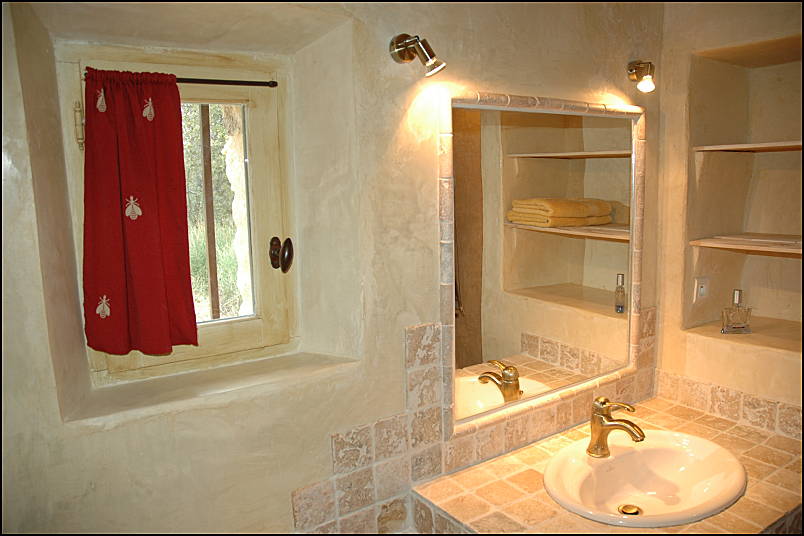 Second bathroom - Stone cottage to let in Luberon