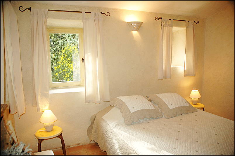 Second bedroom - Vacation home to rent in Luberon, in Buoux near Bonnieux