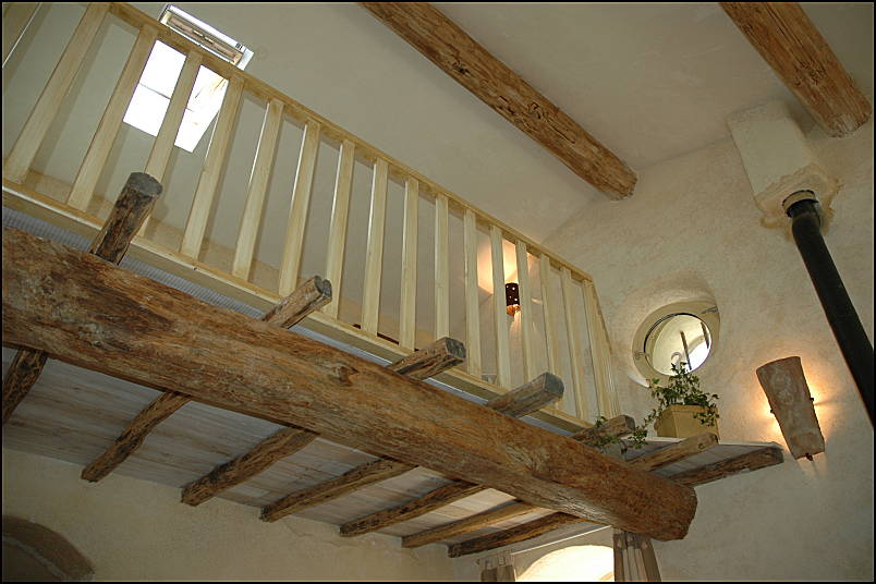 Ancient posts and beams - Home in Provence